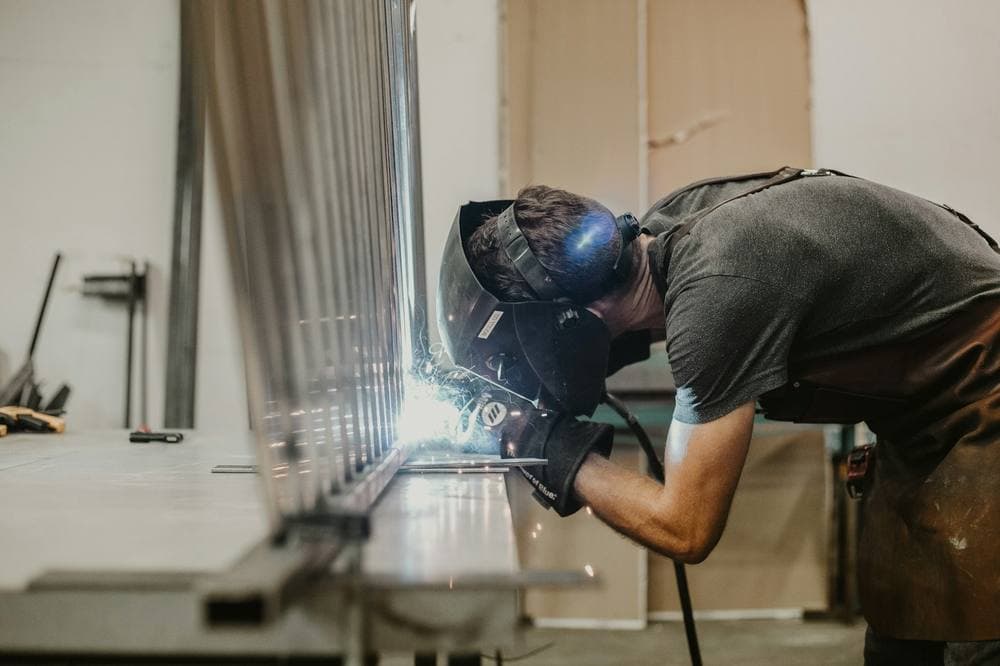 Mobile onsite welding on plant equipment